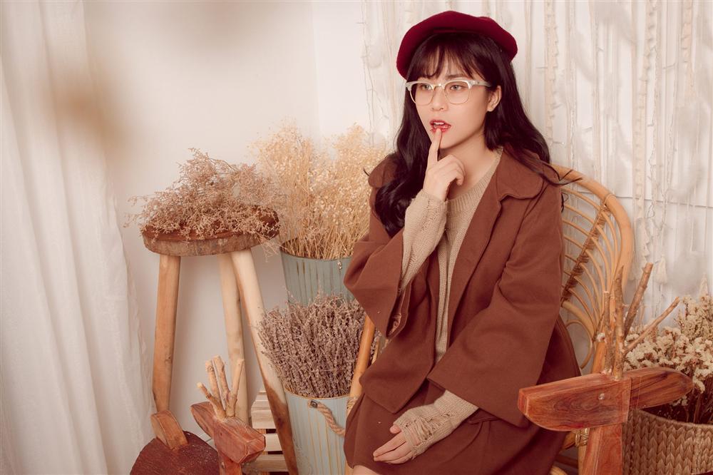 Chán đi cướp hit, Minh Châu đã mặn hơn khi chuyển sang làm clip ghi lại phản ứng cực hài của mình với phim Việt-5