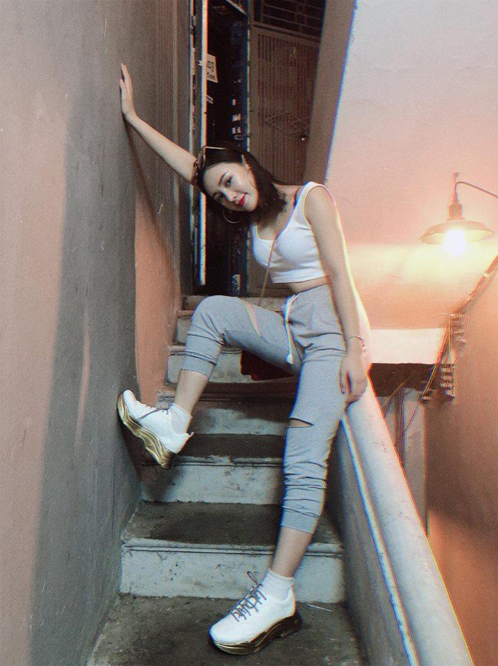 Chán đi cướp hit, Minh Châu đã mặn hơn khi chuyển sang làm clip ghi lại phản ứng cực hài của mình với phim Việt-7