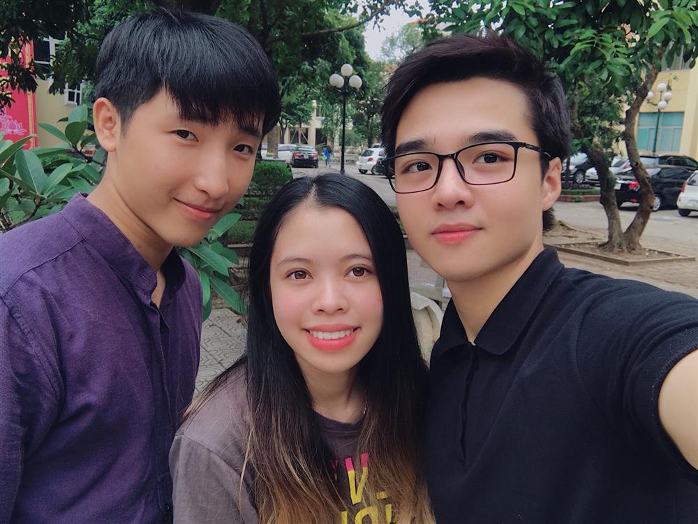 Chán đi cướp hit, Minh Châu đã mặn hơn khi chuyển sang làm clip ghi lại phản ứng cực hài của mình với phim Việt-8