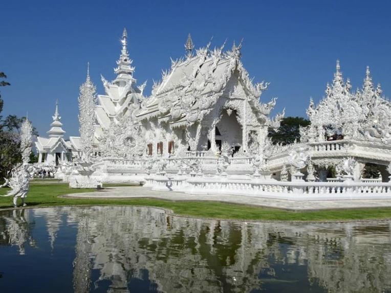 Dòng người đến ngôi chùa lớn nhất thế giới ở Hà Nam dù chưa xây xong-21