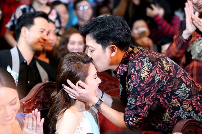 Ngoài Tuấn Hưng, loạt sao Việt cũng bị mắng vô duyên vì hành động kém duyên-4