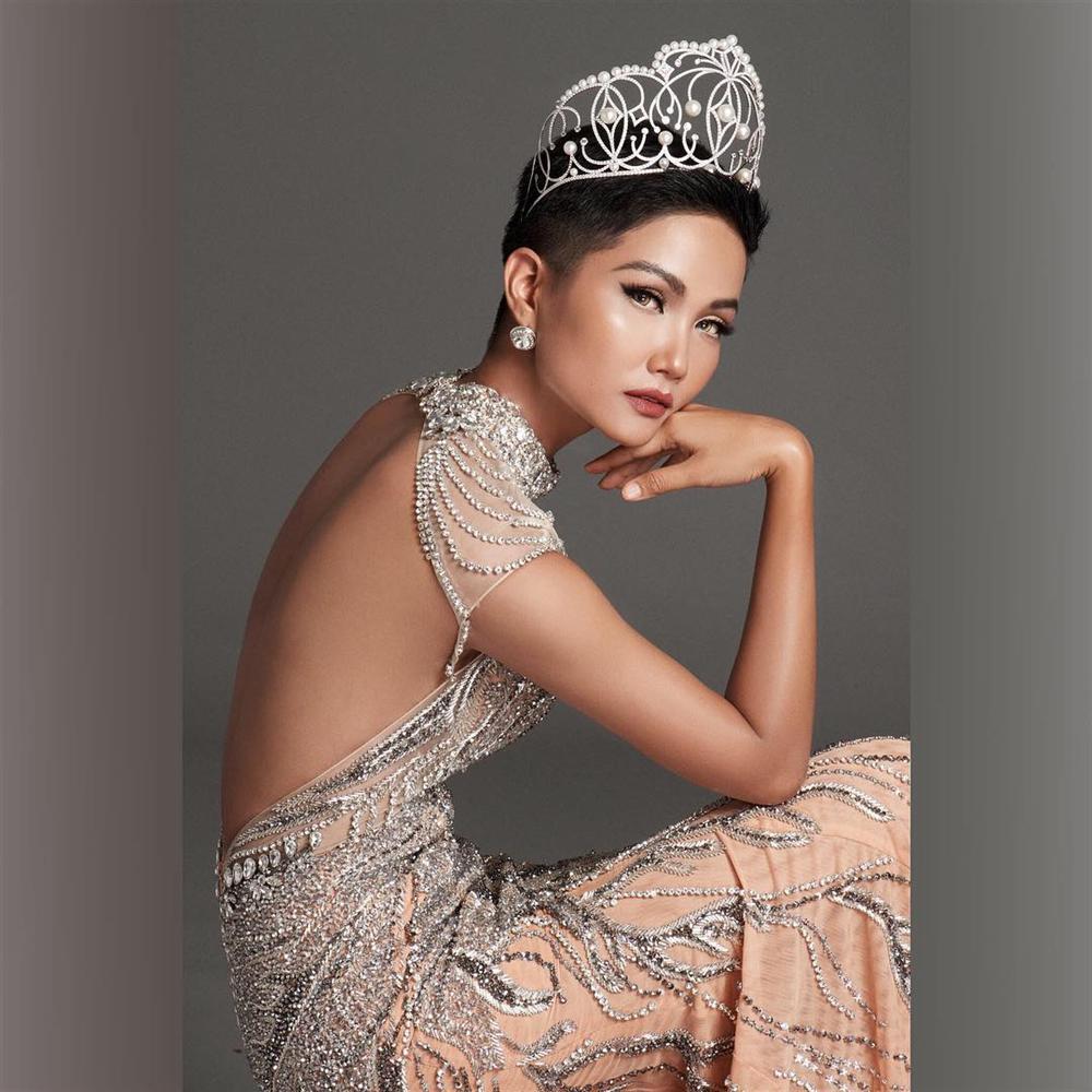 Đổi diện mạo liên tục trước Miss Universe 2018, HHen Niê xứng danh hoa hậu đa sắc màu nhất showbiz Việt-15