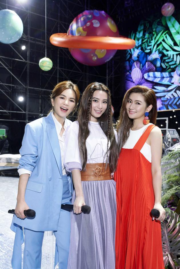 S.H.E kỉ niệm 17 năm tình bạn, bất ngờ mang con lên sân khấu biểu diễn-1