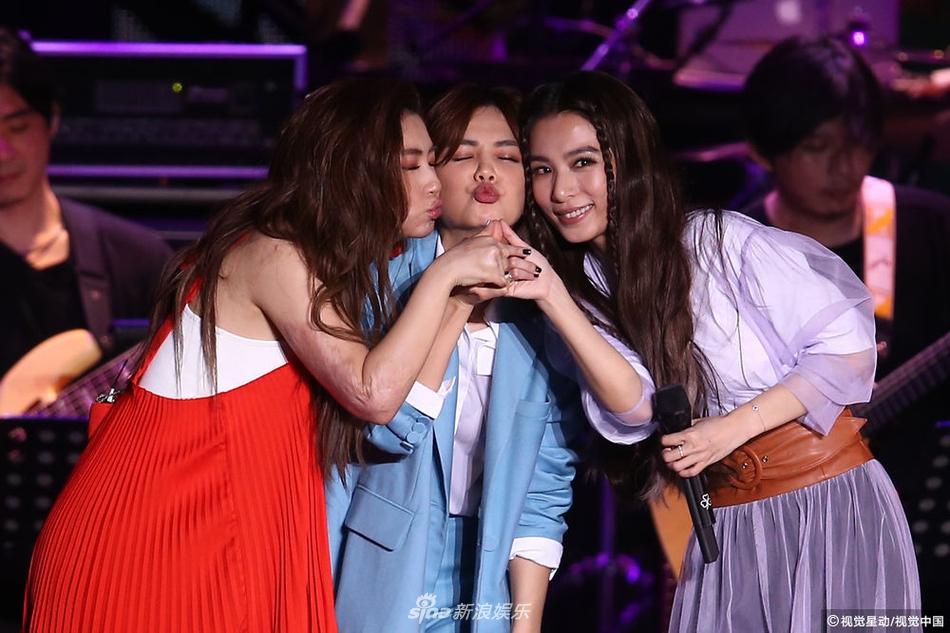 S.H.E kỉ niệm 17 năm tình bạn, bất ngờ mang con lên sân khấu biểu diễn-5