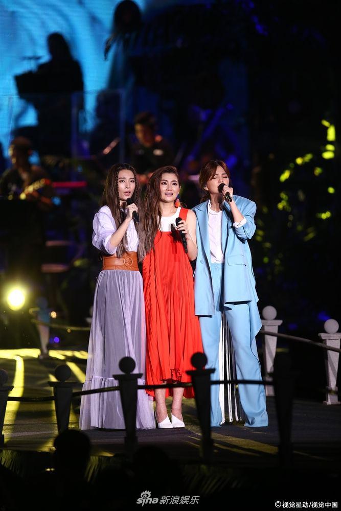 S.H.E kỉ niệm 17 năm tình bạn, bất ngờ mang con lên sân khấu biểu diễn-6