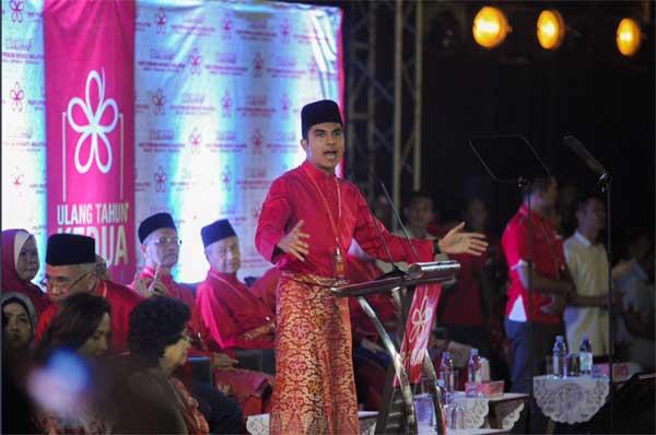 Ngắm Bộ trưởng Malaysia đẹp trai được triệu người mê-1