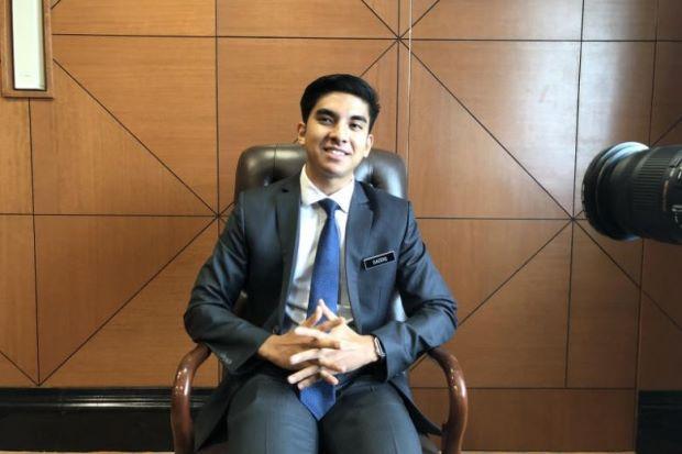 Ngắm Bộ trưởng Malaysia đẹp trai được triệu người mê-10