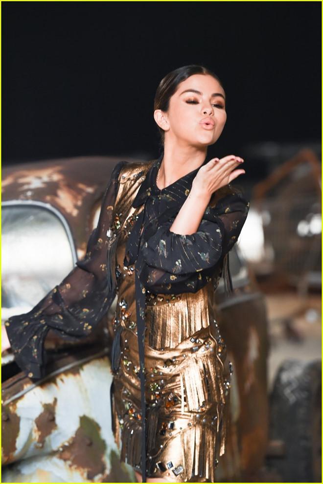 Selena Gomez xúng xính thảm đỏ cùng BlackPink: một bản song ca mới được chăng?-5