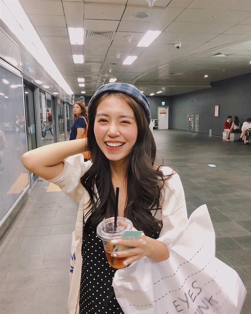 Trang Cherry lầy lội đặt tay lên vòng 1 của bạn diễn xinh đẹp-7