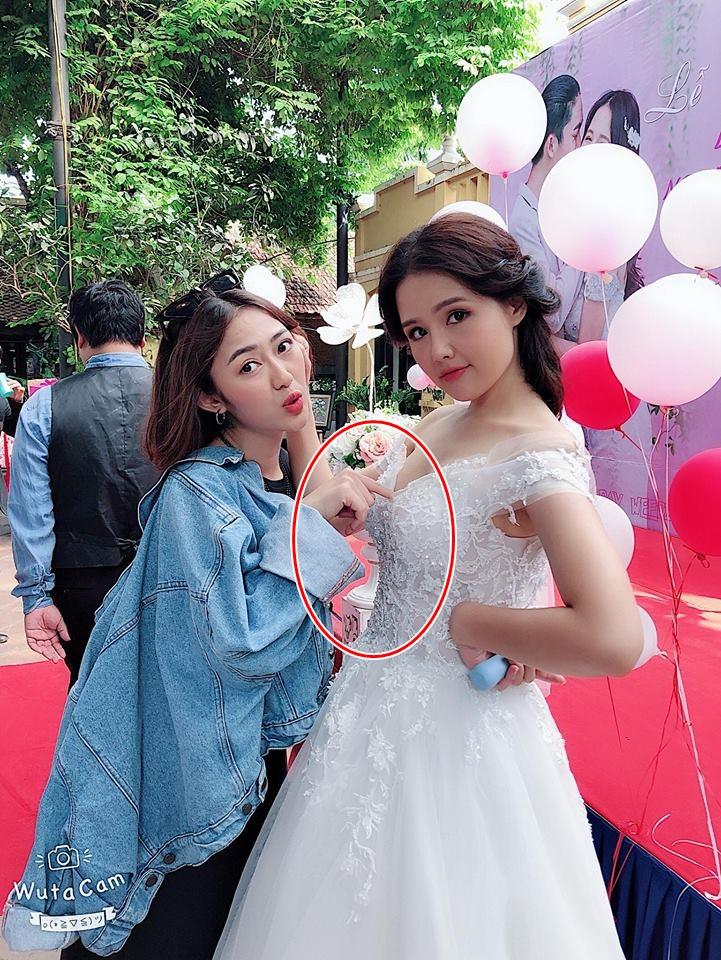 Trang Cherry lầy lội đặt tay lên vòng 1 của bạn diễn xinh đẹp-1