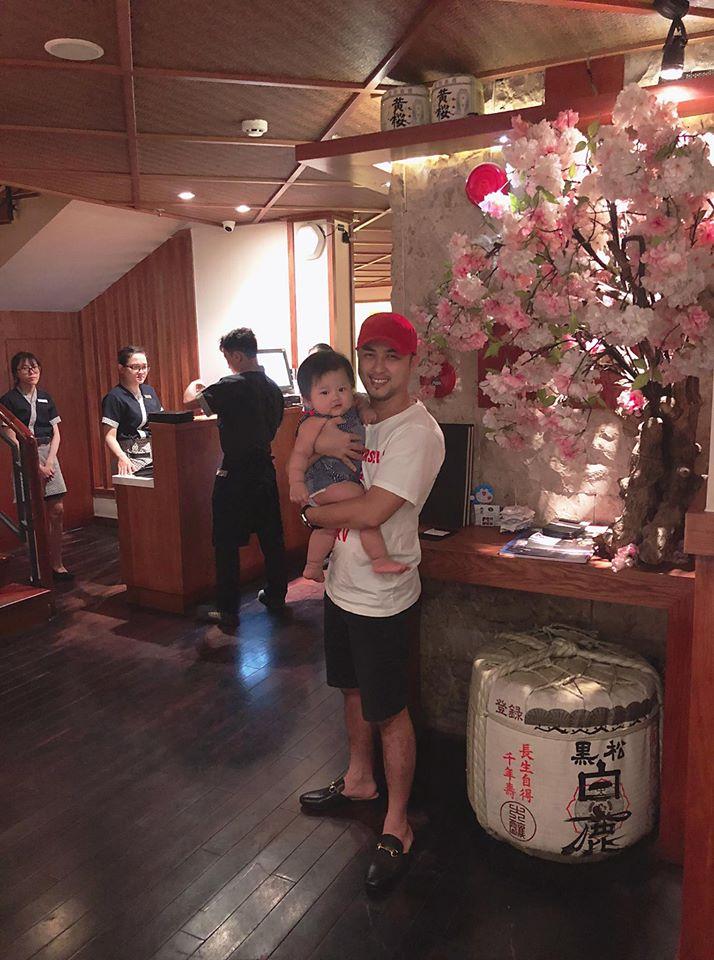 Trang Cherry lầy lội đặt tay lên vòng 1 của bạn diễn xinh đẹp-10