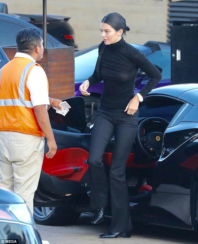 Sở thích khoe thân phản cảm đến hốt hoảng của Kendall Jenner-19