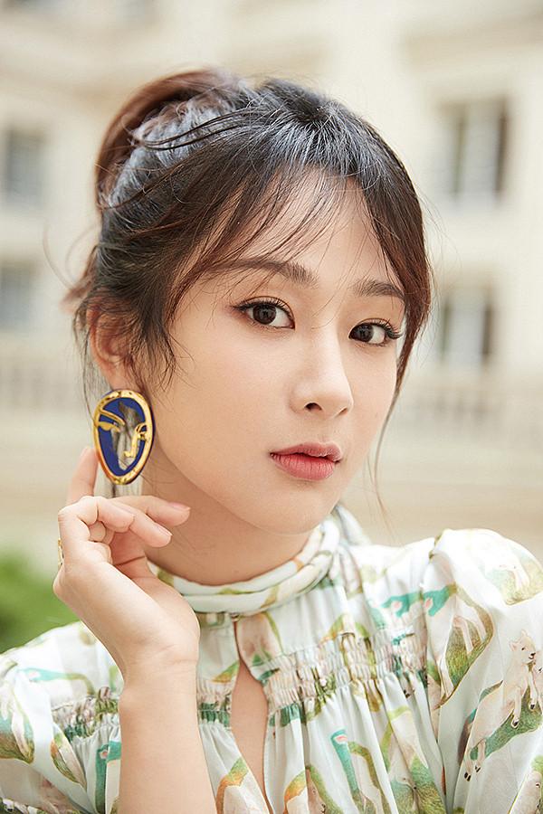 Địch Lệ Nhiệt Ba và Dương Tử: Nhan sắc hay tài năng sẽ lên ngôi Nữ thần Kim Ưng?-6