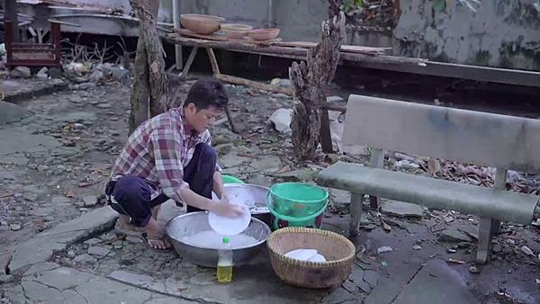 Gạo nếp gạo tẻ tập 57: Công nhếch nhác như ăn mày, ăn không tiền trả phải rửa chén trừ nợ-3