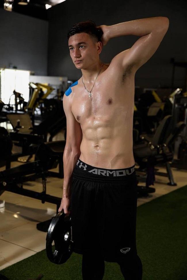 Chỉ với 20 giây ngắn ngủi, thủ môn Đặng Văn Lâm khiến hội chị em ngất hàng loạt vì body cực phẩm-1