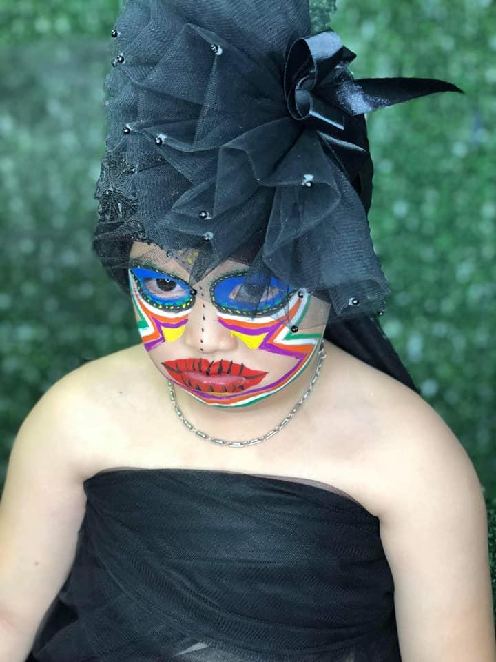 Tin tưởng tài nghệ trang điểm của mẹ, cậu bé khóc ra tiếng Mán khi thấy mình bỗng từ thiên nga hóa vịt-1