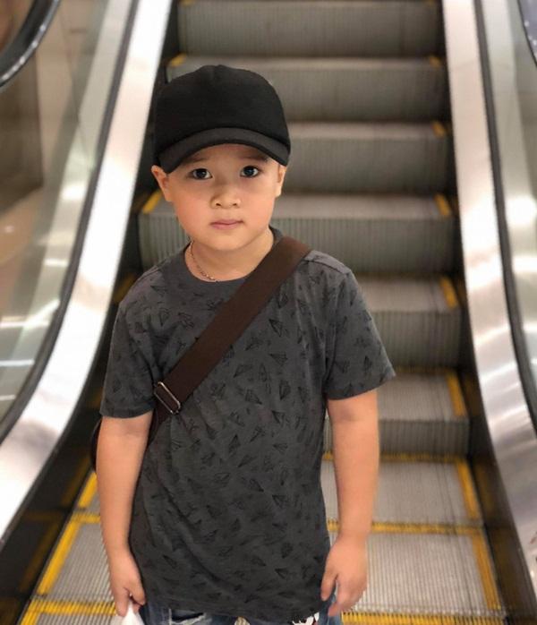 Tin tưởng tài nghệ trang điểm của mẹ, cậu bé khóc ra tiếng Mán khi thấy mình bỗng từ thiên nga hóa vịt-3