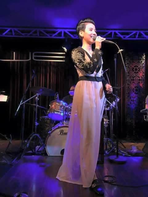 Cứ hễ diện đồ nữ tính một tý, Vũ Cát Tường lại gây xôn xao làng thời trang-9