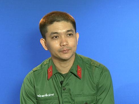 Cho đến khi bị yêu cầu cắt tóc trước khi nhập ngũ, Ưng Đại Vệ mới bị lộ mái tóc giả che trán hói suốt nhiều năm-13