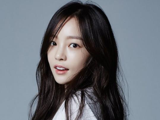 Sau tin đồn tử tự, 'búp bê xứ Hàn' lại bị cảnh sát triệu tập vì hành hung bạn trai