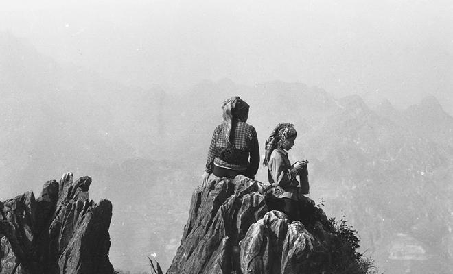 Vẻ đẹp thuần khiết, đầy cảm xúc của Đồng Văn qua ảnh đen trắng-1