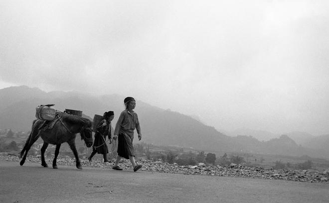 Vẻ đẹp thuần khiết, đầy cảm xúc của Đồng Văn qua ảnh đen trắng-2