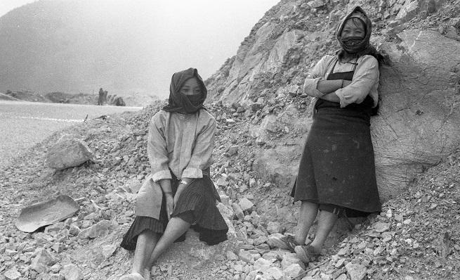 Vẻ đẹp thuần khiết, đầy cảm xúc của Đồng Văn qua ảnh đen trắng-7