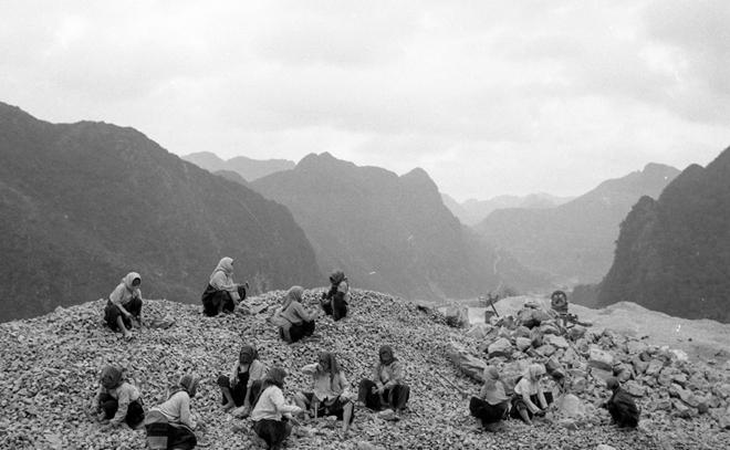 Vẻ đẹp thuần khiết, đầy cảm xúc của Đồng Văn qua ảnh đen trắng-8