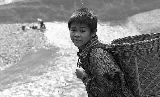 Vẻ đẹp thuần khiết, đầy cảm xúc của Đồng Văn qua ảnh đen trắng-9