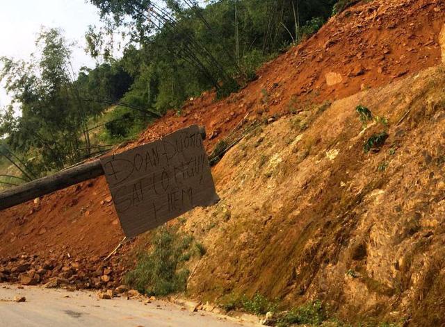 Kinh hãi cảnh lở núi vùi lấp hàng trăm mét quốc lộ 15A-3