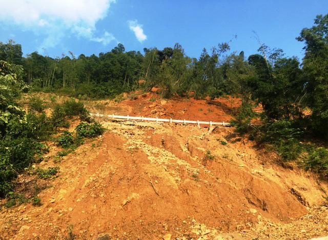 Kinh hãi cảnh lở núi vùi lấp hàng trăm mét quốc lộ 15A-4