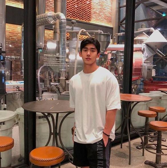 Hot boy Hàn Quốc ghé thăm Đà Nẵng cao 1,84 m, thân hình chuẩn 6 múi-1