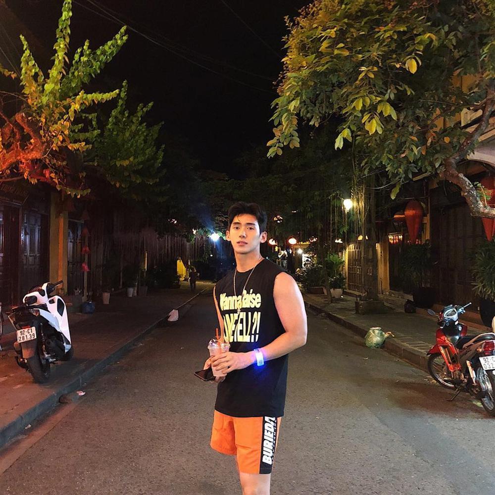 Hot boy Hàn Quốc ghé thăm Đà Nẵng cao 1,84 m, thân hình chuẩn 6 múi-10