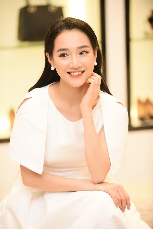 Sát ngày cưới, Nhã Phương vẫn chạy show, khoe sắc bên Quỳnh Búp Bê Phương Oanh-3