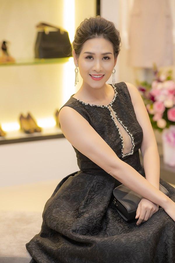 Sát ngày cưới, Nhã Phương vẫn chạy show, khoe sắc bên Quỳnh Búp Bê Phương Oanh-13