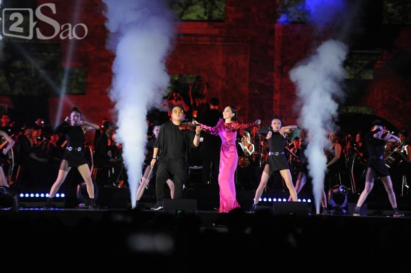Tóc Tiên suýt bị phụt khói vào mặt khi diễn quá sung-4