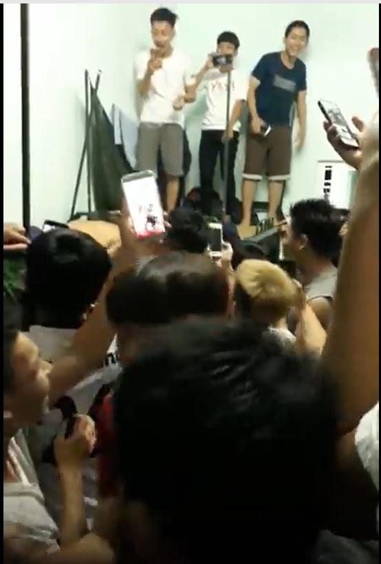 Nhóm 40 người bạn hát Em gái mưa an ủi nam sinh thất tình-1