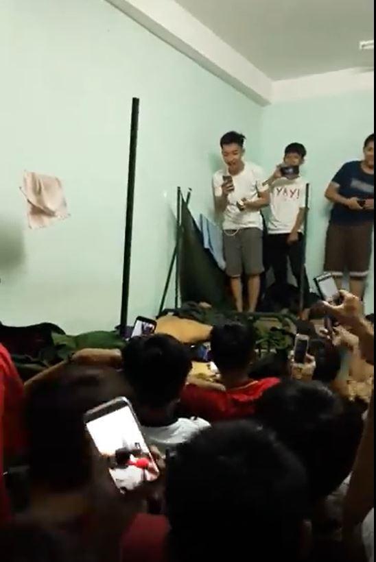 Nhóm 40 người bạn hát Em gái mưa an ủi nam sinh thất tình-2