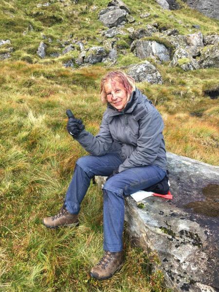 Chụp ảnh tự sướng, ngã núi gãy cổ mà không biết-5