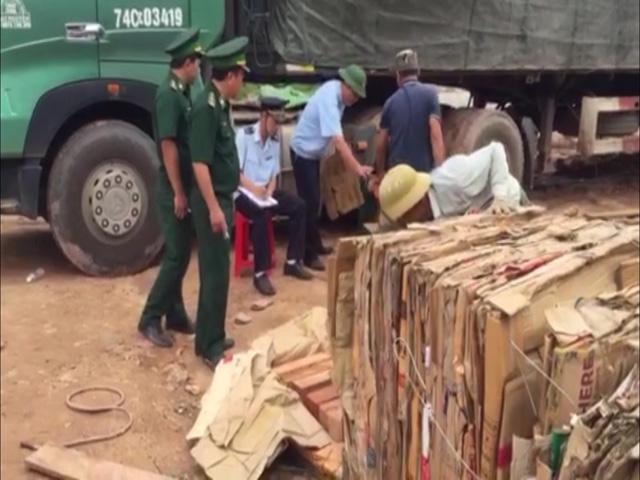 Quảng Trị: Lật tẩy mánh khóe giấu hàng ngàn thanh gỗ quý trong... giấy phế liệu-1