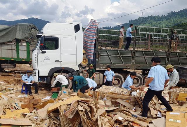 Quảng Trị:  Lật tẩy mánh khóe giấu hàng ngàn thanh gỗ quý trong... giấy phế liệu-3