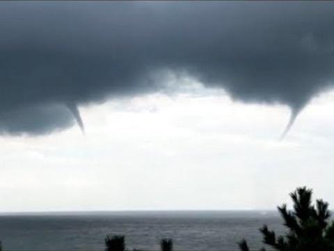 Hiện tượng hiếm gặp: 4 vòi rồng cùng xuất hiện đồng loạt trên biển-3