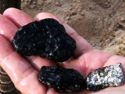 Phú Yên: Đá lạ được thu mua 3 triệu đồng/kg, hàng ngàn người đổ xô tìm kiếm