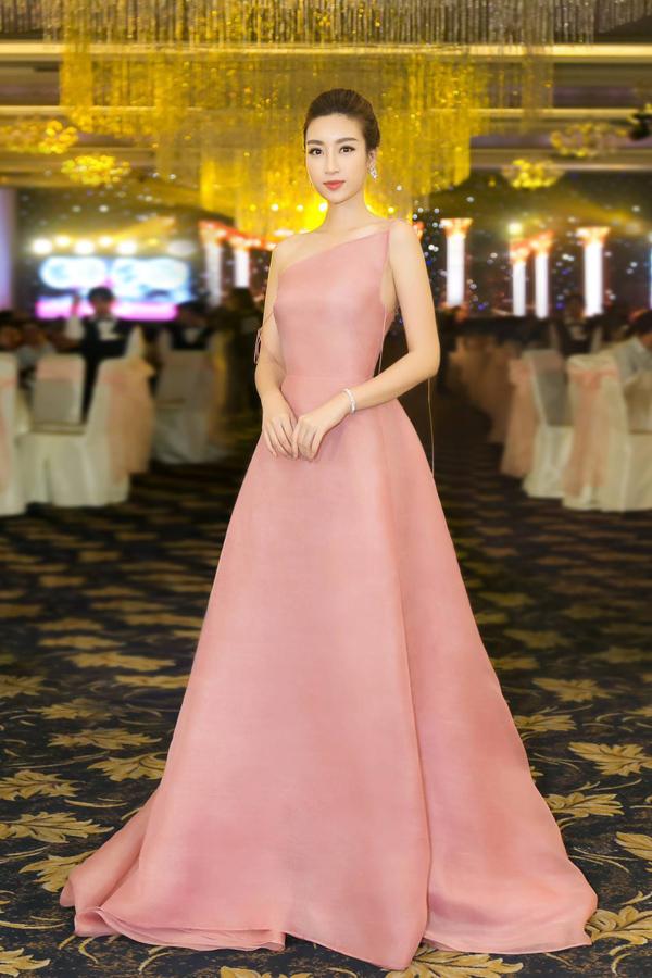 Nhã Phương lộ bụng to bất thường - Angela Phương Trinh lấy lại danh xưng nữ hoàng thảm đỏ tuần qua-2