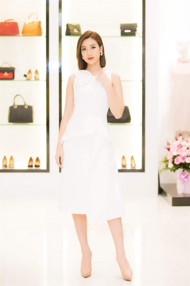 Nhã Phương lộ bụng to bất thường - Angela Phương Trinh lấy lại danh xưng nữ hoàng thảm đỏ tuần qua-3