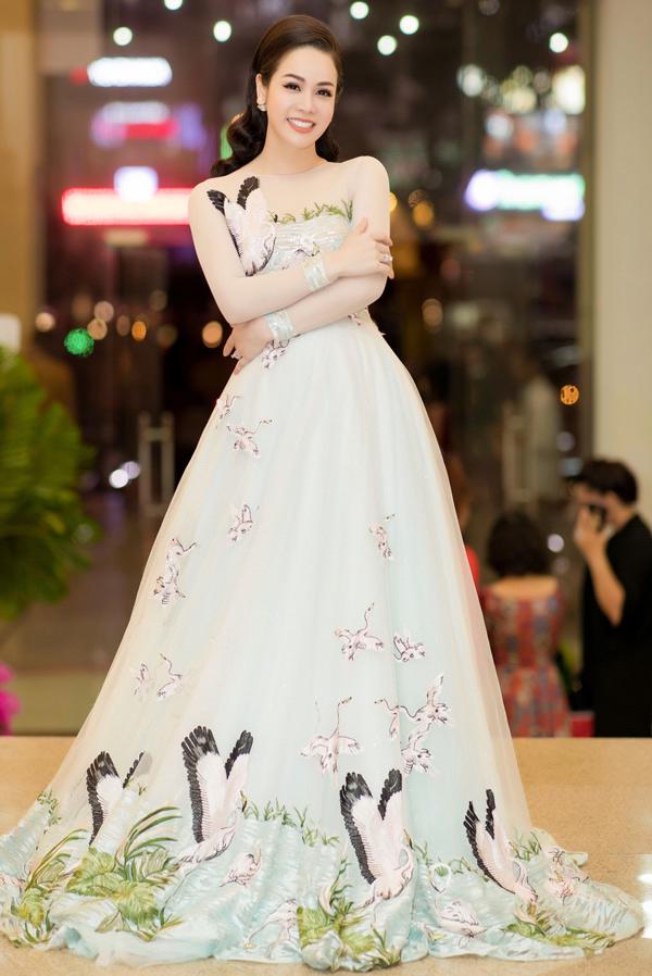 Nhã Phương lộ bụng to bất thường - Angela Phương Trinh lấy lại danh xưng nữ hoàng thảm đỏ tuần qua-10