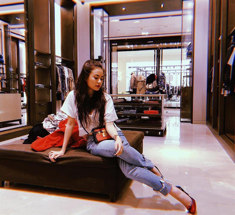 Clip Thanh Hằng ăn uống vội vàng trong hậu trường-4