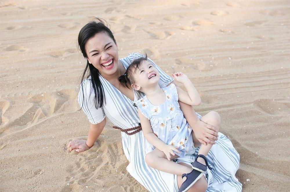 Clip Thanh Hằng ăn uống vội vàng trong hậu trường-7