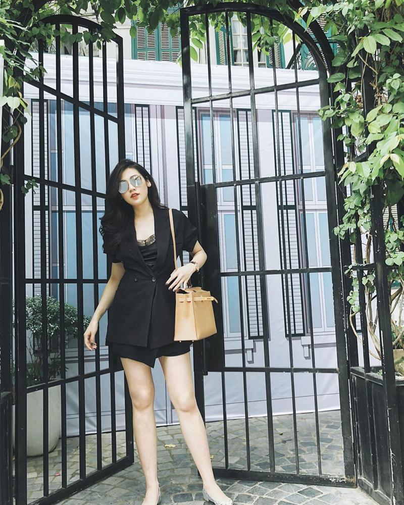 Clip Thanh Hằng ăn uống vội vàng trong hậu trường-10