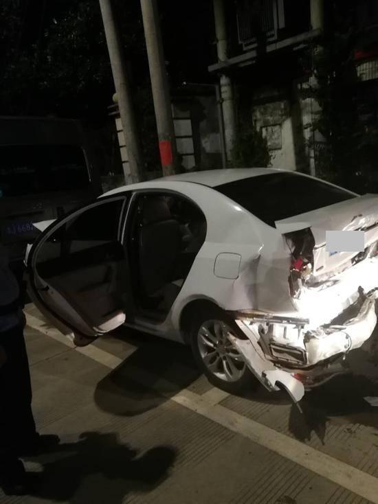 Nam thanh niên bị đưa về đồn cảnh sát vì màn đánh ghen nhìn gà hóa cuốc-2